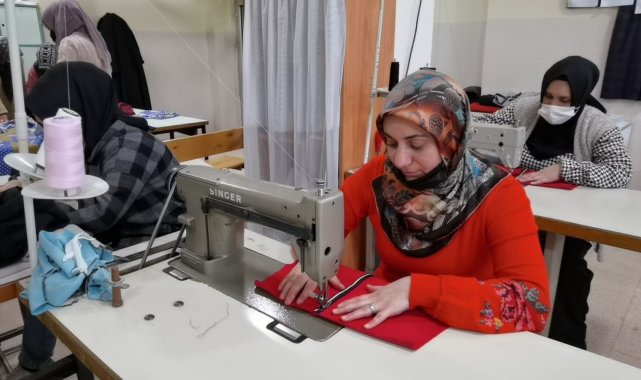 Kursiyer anneler ihtiyaç sahibi çocuklara elbise dikti