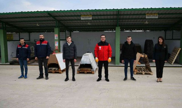 Mustafakemalpaşa'da atıklar sokak hayvanlarına yuva oluyor