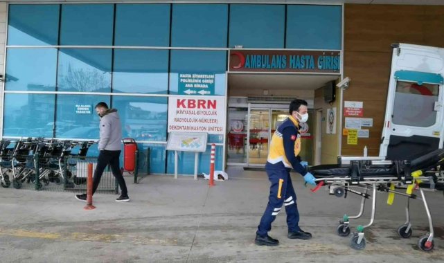 Soğuktan titreyen yavru köpeğe sağlıkçı şefkati