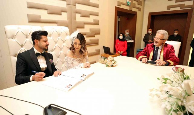 Başkan Erdem'den evlenen çiftlere 14 Şubat sürprizi