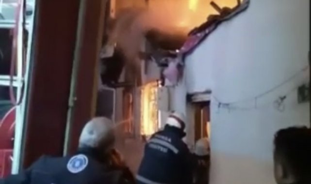 Bursa'da ahşap bina alev alev yandı