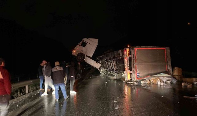 Bursa'da tır kazası nedeniyle Yalova-Bursa yolu ulaşıma kapandı - Bursa Haberleri