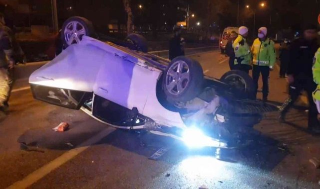 Bursa'da uygulamadan kaçan otomobil ile servis aracı ile çarpıştı: 3 yaralı