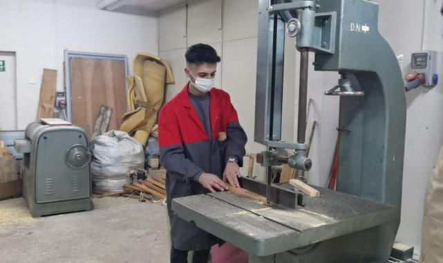 Öğrenciler hem okuyorlar hem de 5 bin lira maaş alıyorlar