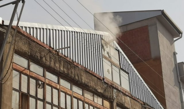 Yangına taşlarla müdahale ettiler, 30 tavuk telef oldu