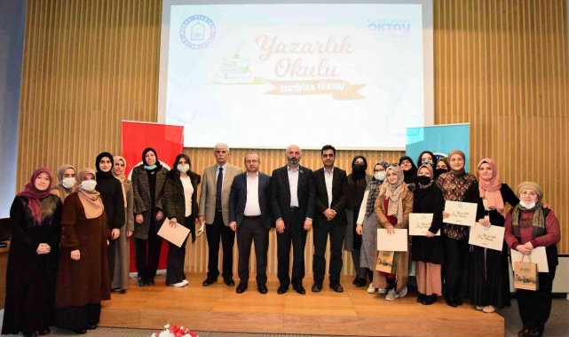 Yazarlık okulu mezunlarını verdi