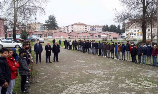7 okulun öğrencileri meyve fidanlarını toprakla buluşturdu