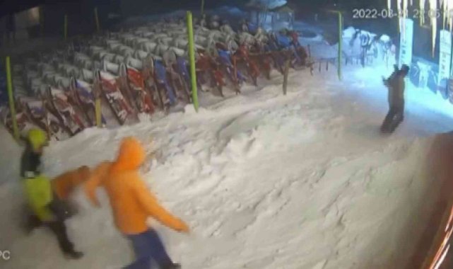 Ayı ile böyle göz göze geldiler...Uludağ'da ayı paniği kamerada