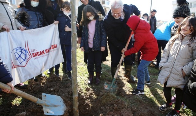 Başkan Erdem öğrencilerle fidan dikti