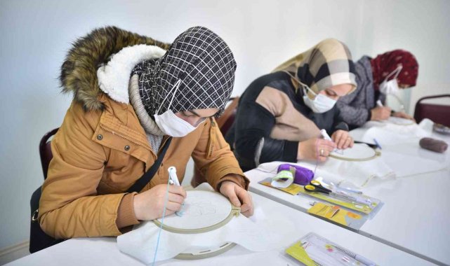 Bu okulda çocuklar da anneleri de öğrenci