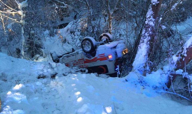 Bursa'da ambulans kaza yaptı, personel ölümden döndü