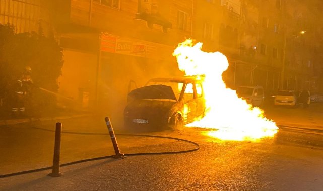 Bursa'da bir otomobil, sahibinin gözü önünde alev alev yandı