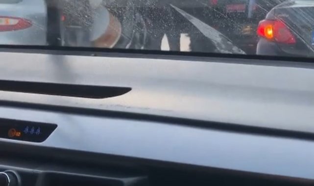 Bursa'da düğün konvoyu yolu kapattı, sürücüler tepki gösterdi