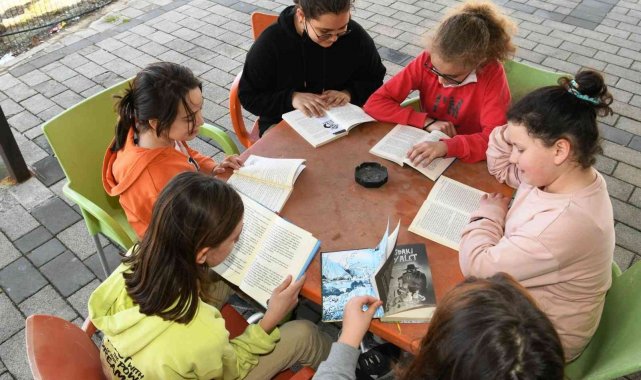 Çanakkale'de öğrenci ve öğretmenler açık havada kitap okudu