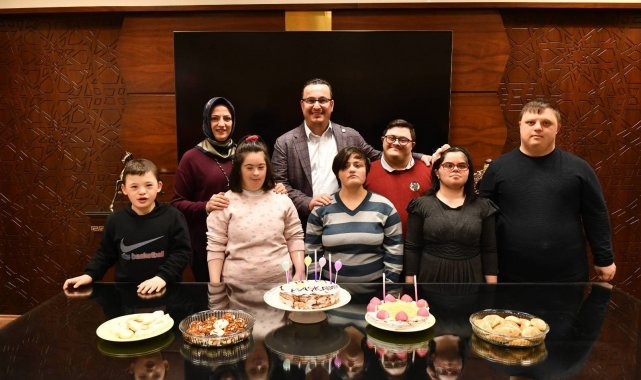 Down sendromlu çocuklardan başkana doğum günü sürprizi