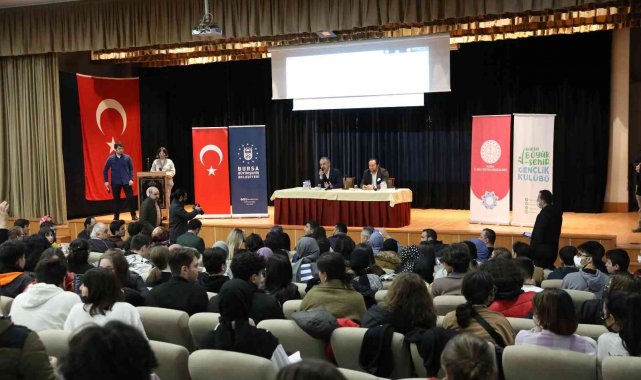 Liseliler münazarada karşı karşıya geldi