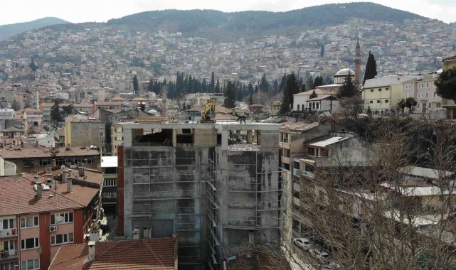 Şehrin siluetini bozan binada yıkım başladı