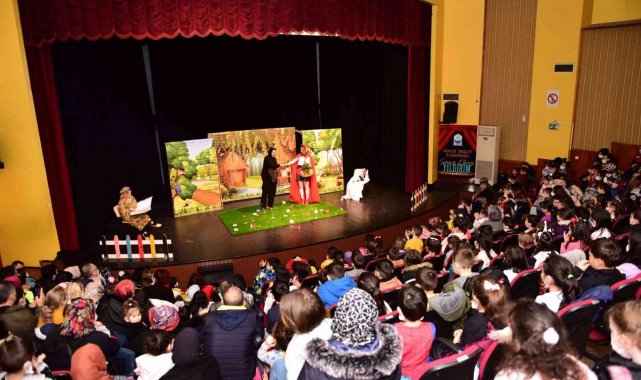 Yıldırım'da yüzlerce çocuk tiyatroyla buluştu