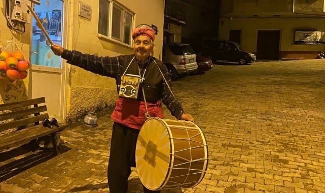 75 yaşındaki davulcu, köyü sahura kaldırıyor