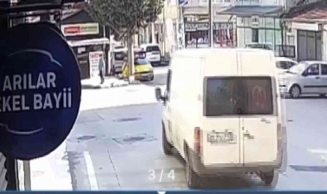 Freni boşalan minibüs ağaca çarparak takla attı. O anlar güvenlik kamerasına yansıdı