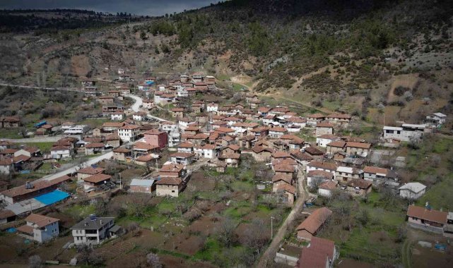 Köylüler kendilerine emanet edilen yüzlerce yıllık sancağa gözü gibi bakıyor