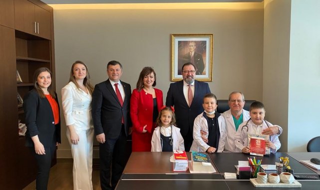 Sağlık çalışanları koltuklarını öğrencilere devretti