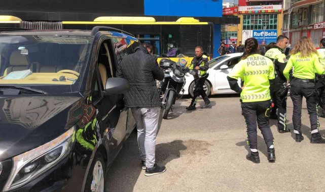 Tur minibüsüyle motosikletli trafik polisleri çarpıştı, 2 polis yaralandı