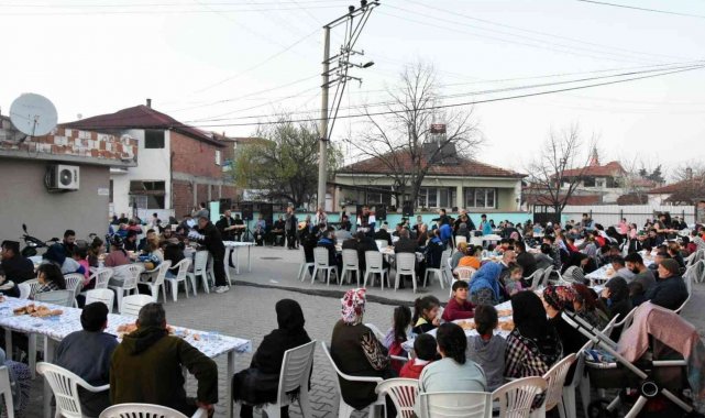 Yenişehir Belediye Başkanı Aydın'dan Roman Mahallesi'nde iftar