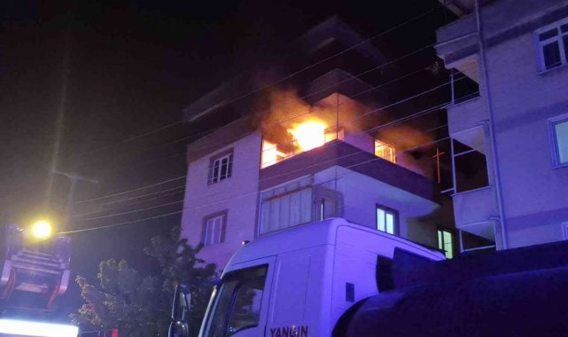Alev alev yanan evini görünce gözyaşı döktü