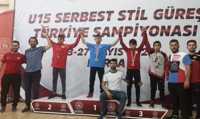 Bursa Büyükşehir Belediyesporlu güreşçi Emirhan Çetin Türkiye şampiyonu