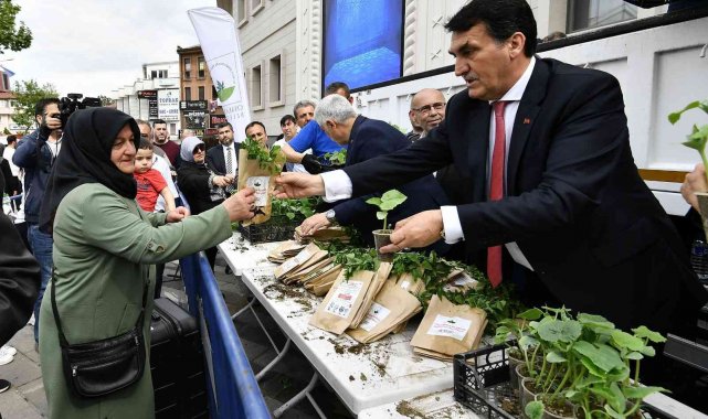 Bursa'da 12 meydanda 500 bin fide dağıtıldı