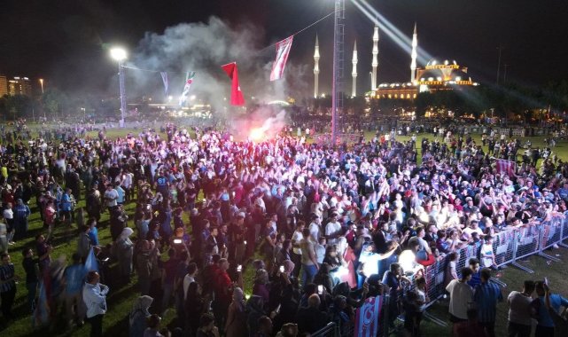 Bursa'da on binlerce kişi Trabzonspor'un şampiyonluğunu kutladı