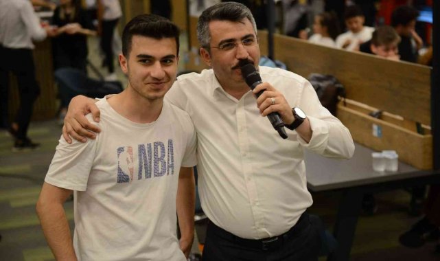 Başkan Yılmaz'dan gençlere gitarlı sınav morali