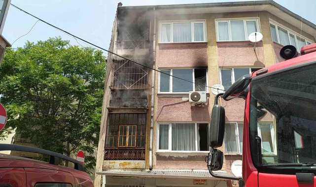 Bursa'da korkutan yangında mahsur kalanları kapıyı kırarak kurtardılar