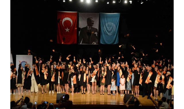 Enstitülerde mezuniyet coşkusu