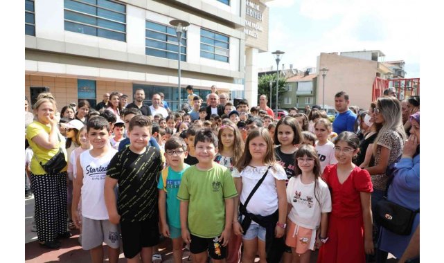 Gemlikli çocuklar yüzme öğreniyor