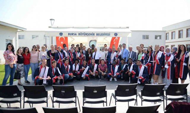 Misafir öğrenciler mezuniyet töreninde Türkçelerini konuşturdu
