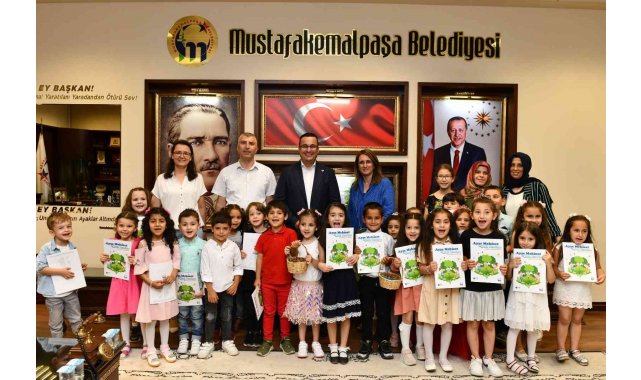 Mustafakemalpaşalı çocuklar atıklardan çilek yetiştirdi