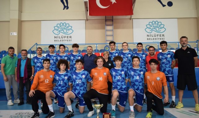 Nilüfer hentbol altyapı takımları kupayla döndü