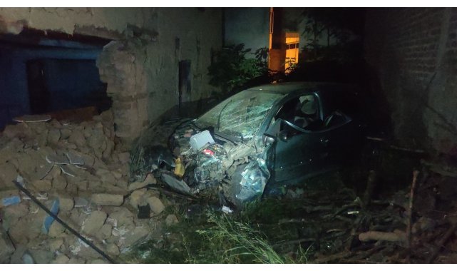 Otomobil evin duvarına daldı: 1 ölü