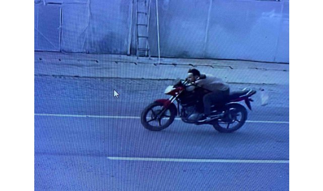 Otomobille gelen hırsızlar 50 bin liralık motosikleti çaldı; o anlar güvenlik kamerasına yansıdı