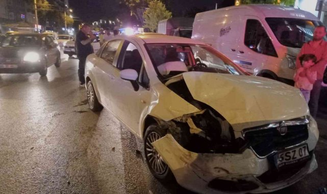 Park halindeki taksiye ve polis aracına çarpan sürücünün alkollü olduğu ortaya çıktı