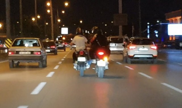 Trafikte bozulan motosikleti ayağıyla iterek götürdü