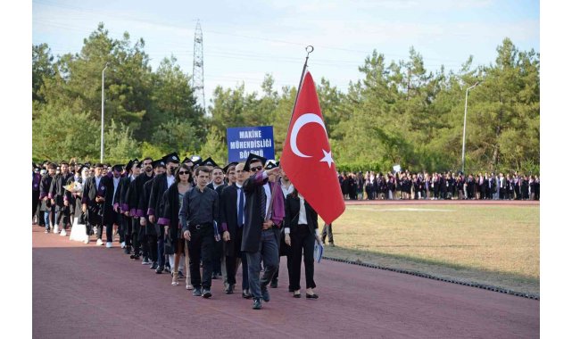 Yeni mühendislerin mezuniyet heyecanı