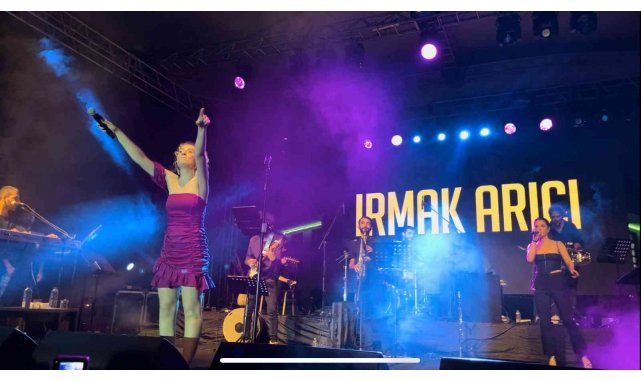 10 bin kişi Irmak Arıcı ve Kerim Araz'la coştu