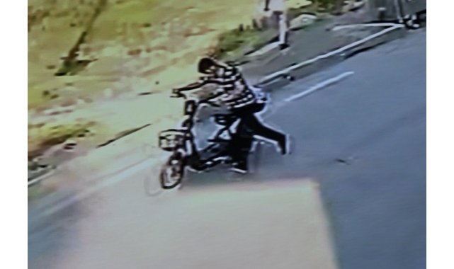 6 kilometrelik yolu yürümemek için aldığı elektrikli bisikleti çalındı.. O anlar kamerada