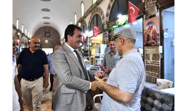 Başkan Dündar, esnafla bayramlaştı