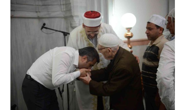 Başkan Oktay Yılmaz bayramı Tatbikat Camii'nde karşıladı