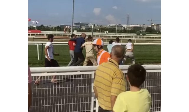 Bursa Hipodromu'ndaki seyislerin tekmeli yumrulu kavgası kamerada