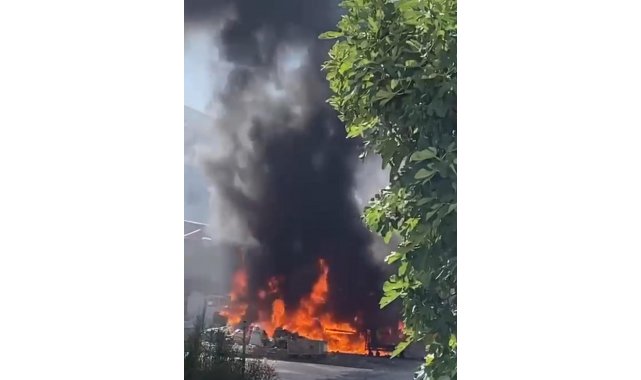Bursa'da geri dönüşüm deposunda yangın